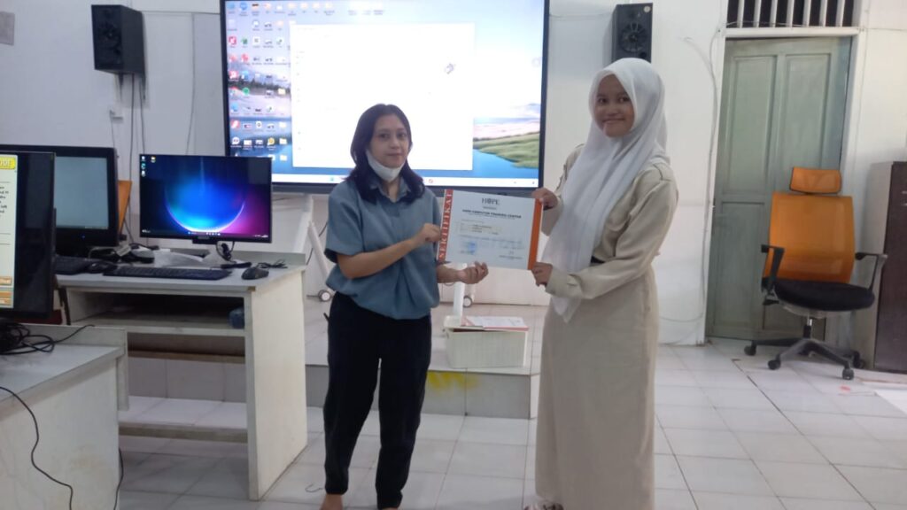 Siswa mengikuti pelatihan keterampilan digital