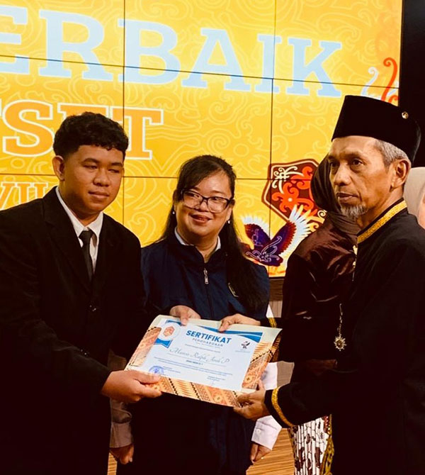 Pemberian penghargaan siswa berprestasi