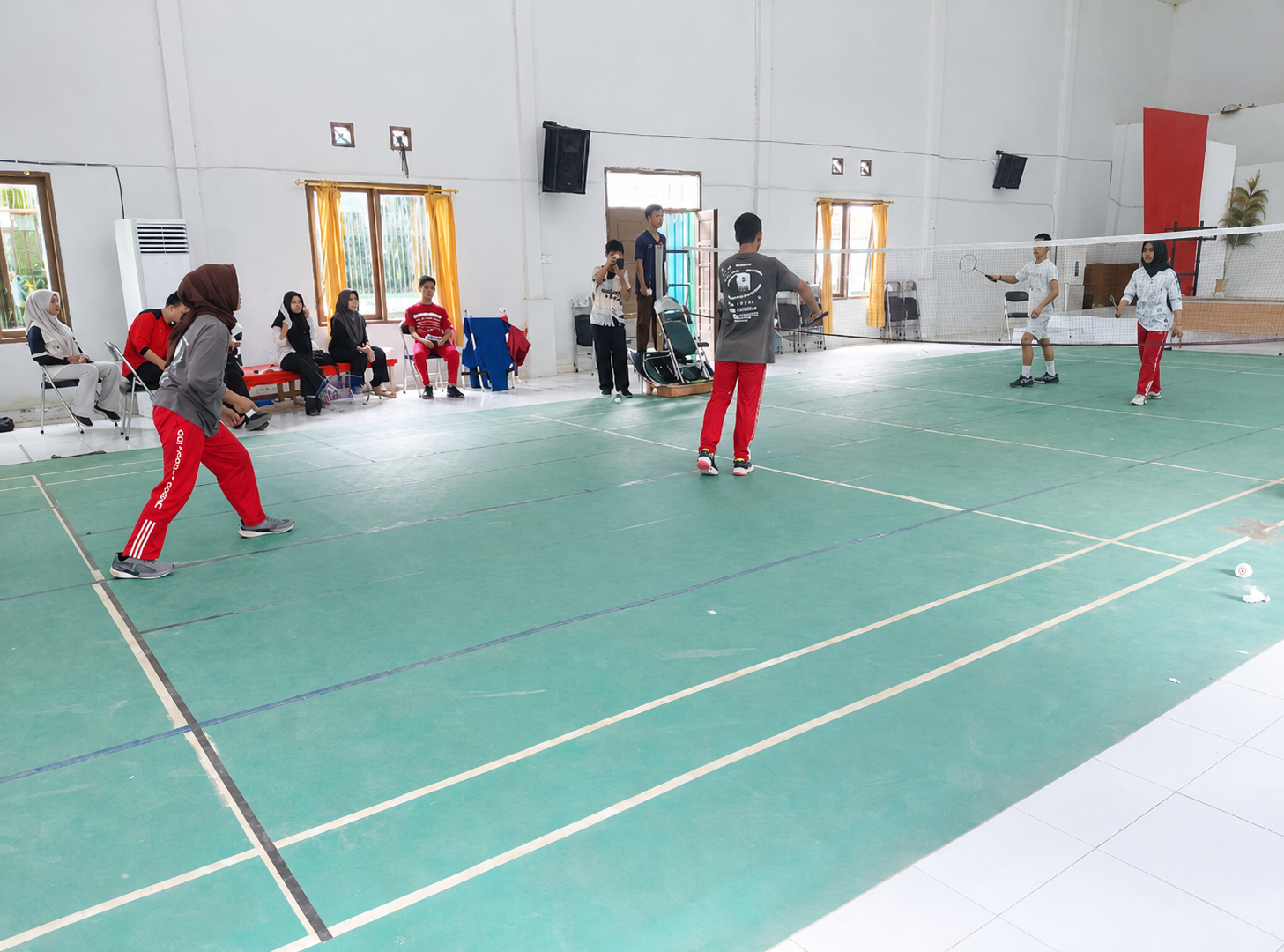 Pertandingan badminton Class Meeting SMANSatSet 2026