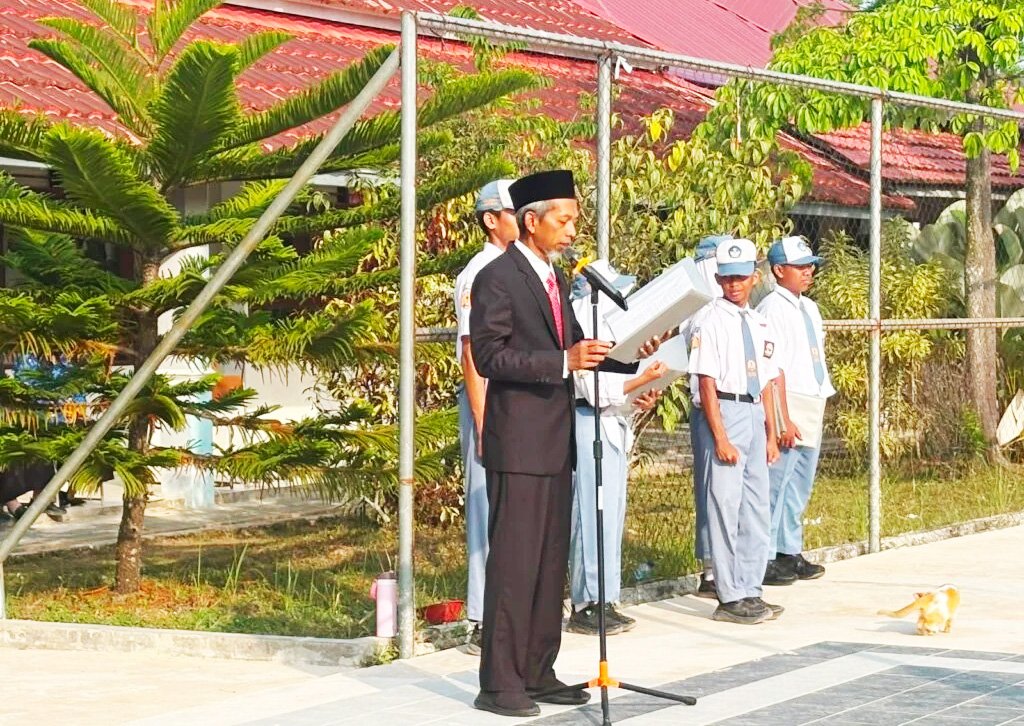 Peserta upacara gabungan tiga sekolah memperingati HUT ke-81 RI