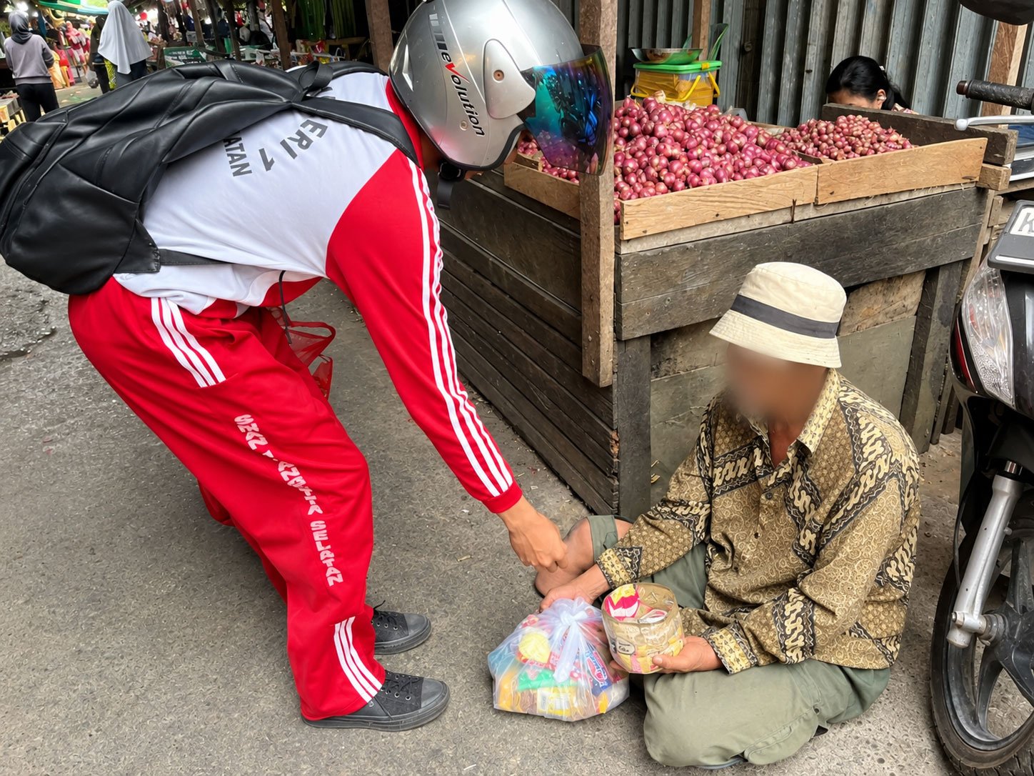 Murid SMANSATSET belajar bermasyarakat melalui kegiatan Bakti Sosial