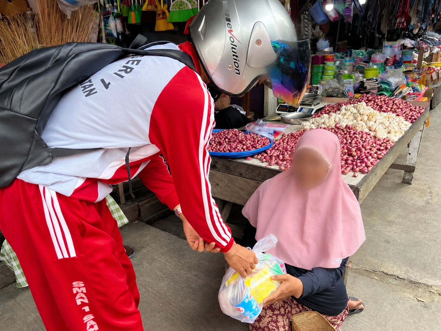 Kegiatan Bakti Sosial murid Kelas XII SMANSATSET
