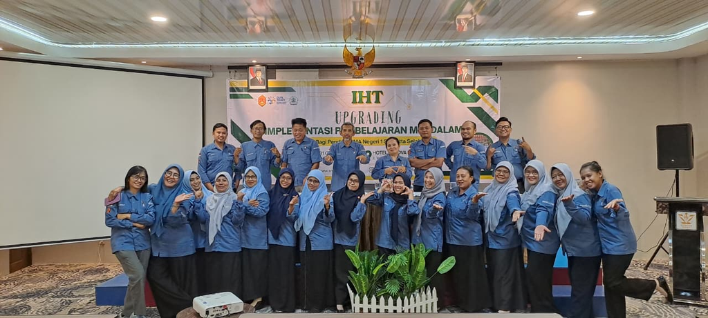 Diskusi dan Analisis Modul Ajar dalam IHT SMANSatSet Peserta IHT SMANSatSet melakukan diskusi kelompok dan analisis modul ajar berorientasi 8 Dimensi Profil Lulusan